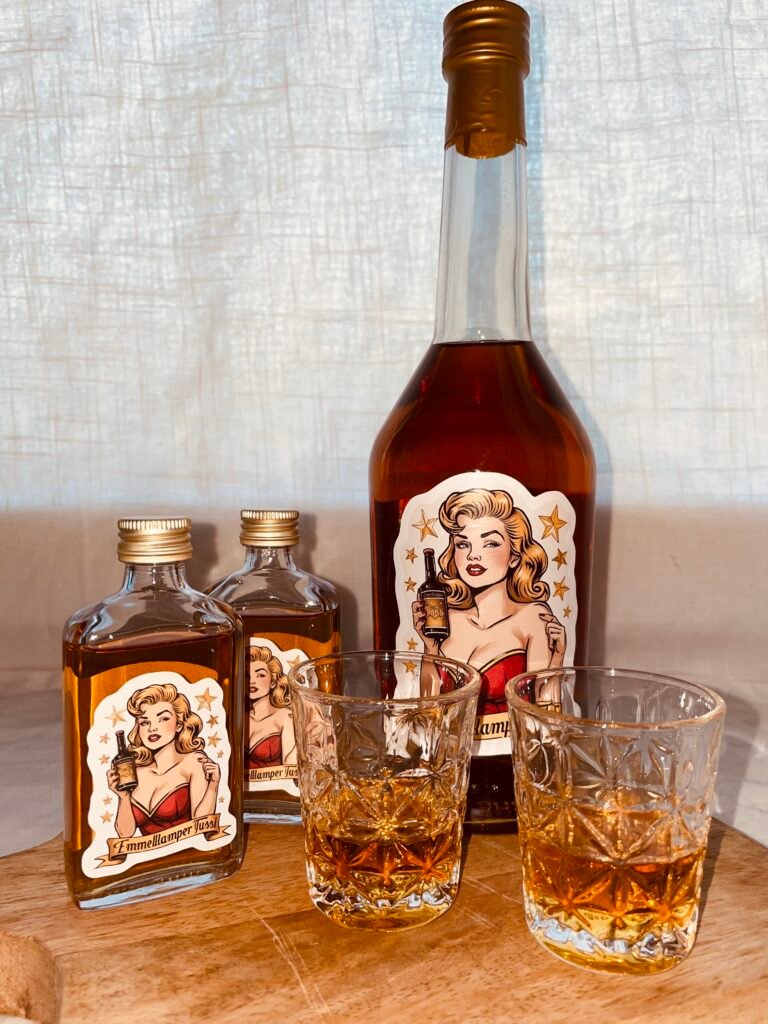 Große und 2 kleine Flaschen Emmelkamper Tussi mit gefüllten Gläsern